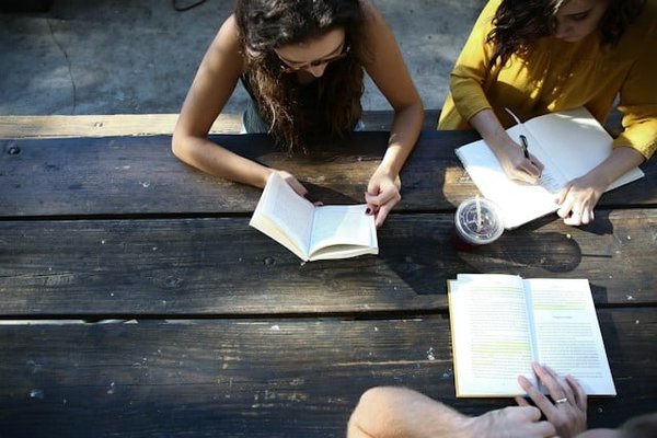 Suivre la scolarité de vos enfants : les clés du succès éducatif